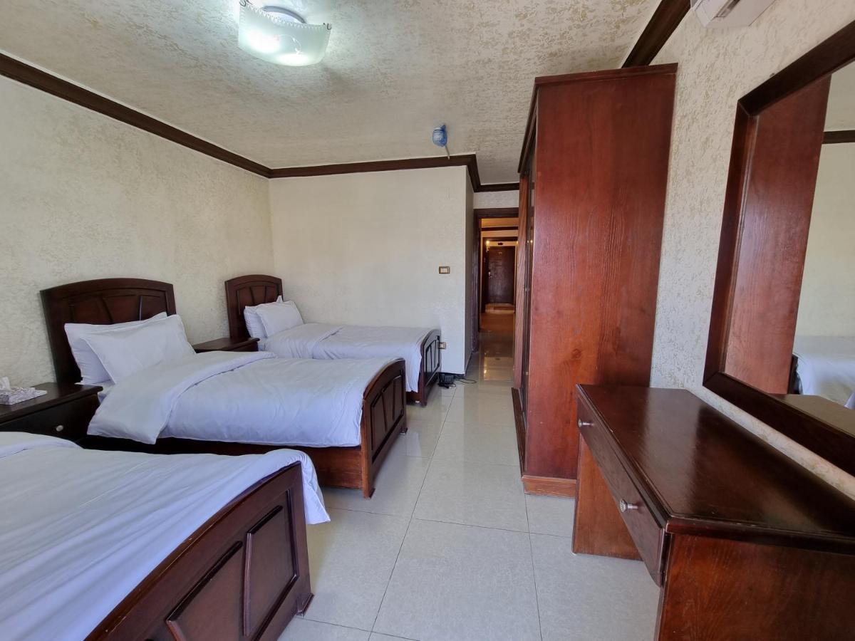 Nahas Plaza Aparthotel Ирбид Екстериор снимка