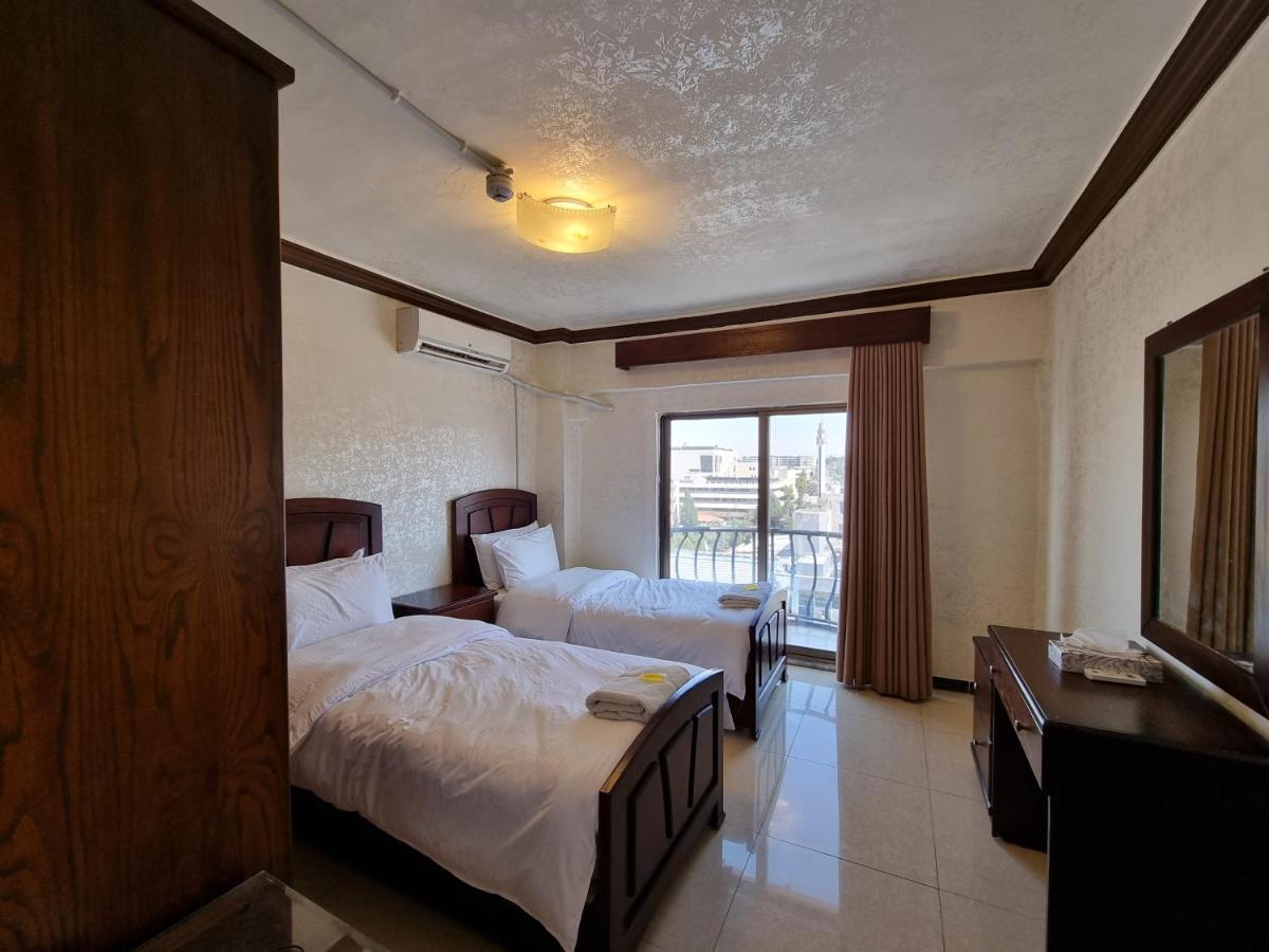 Nahas Plaza Aparthotel Ирбид Екстериор снимка