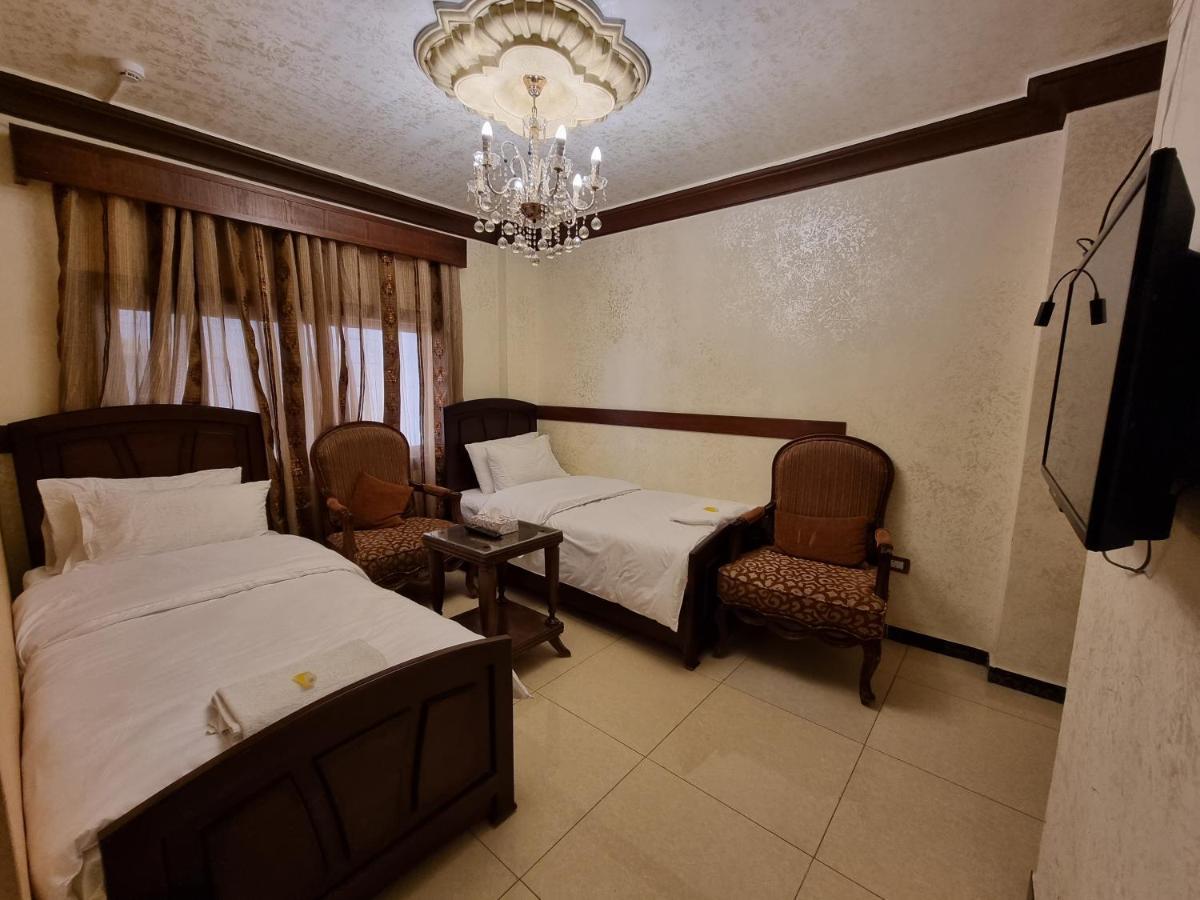 Nahas Plaza Aparthotel Ирбид Екстериор снимка