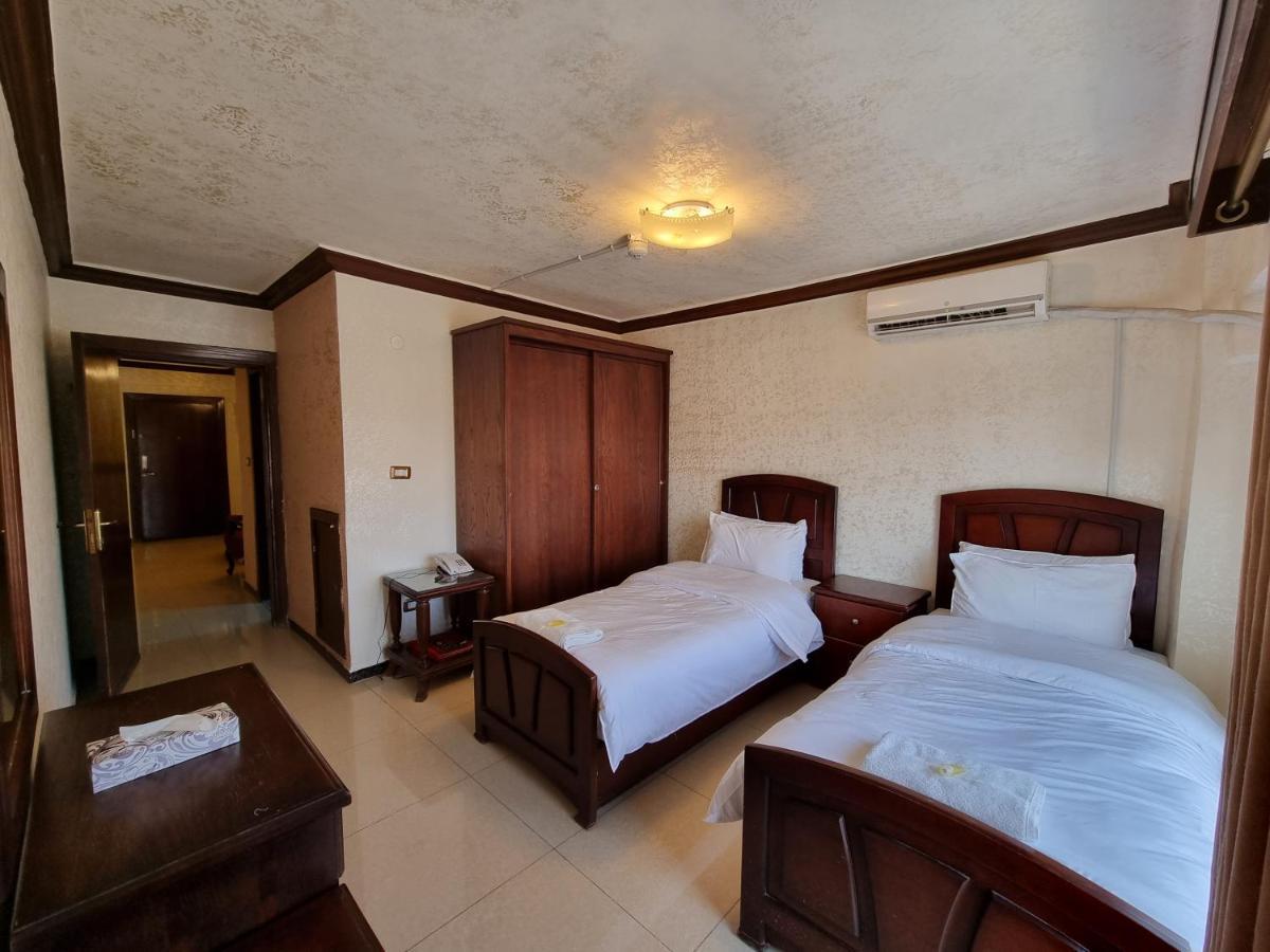 Nahas Plaza Aparthotel Ирбид Екстериор снимка