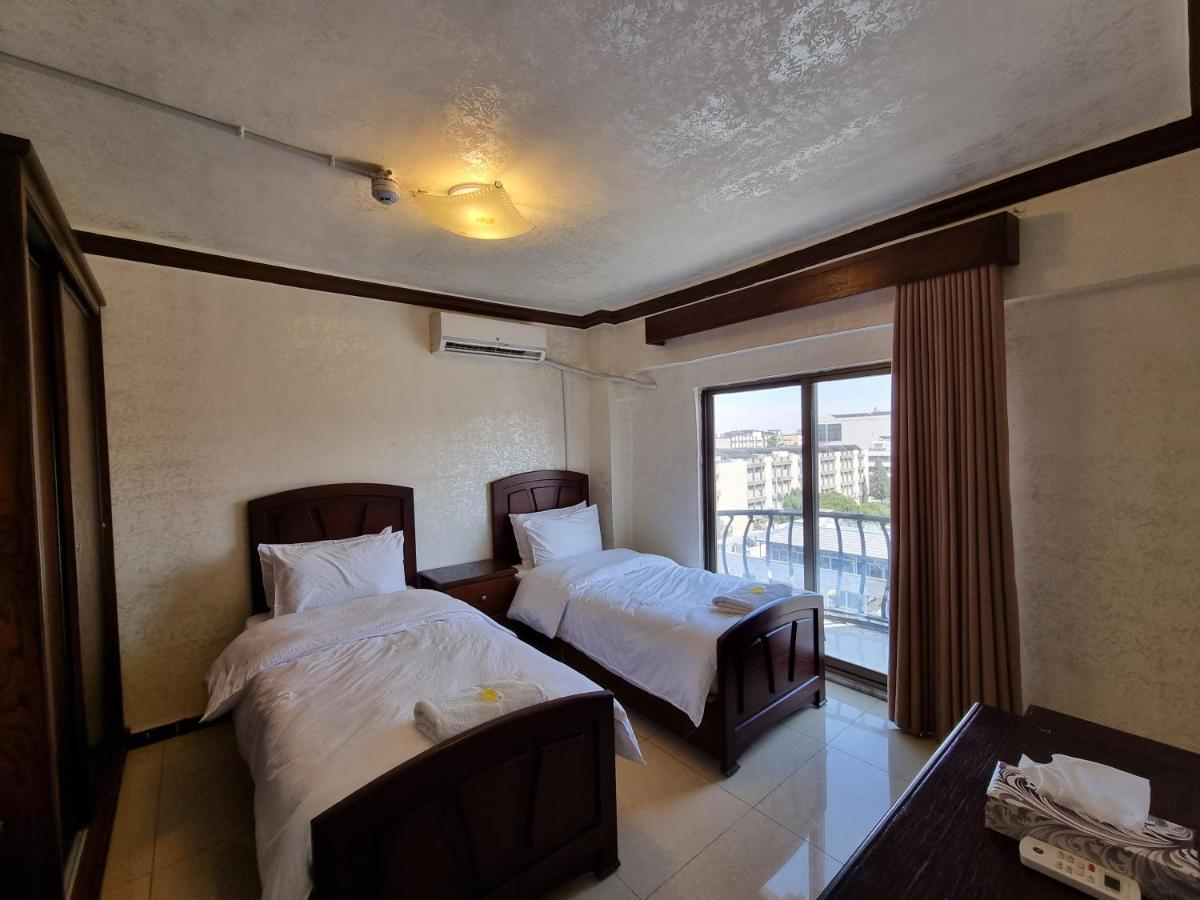 Nahas Plaza Aparthotel Ирбид Екстериор снимка