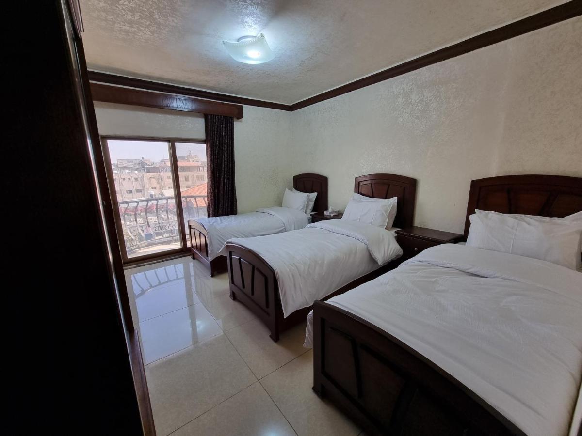 Nahas Plaza Aparthotel Ирбид Екстериор снимка