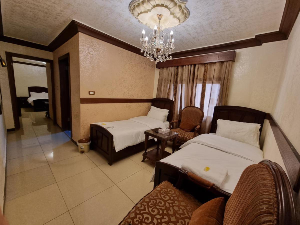 Nahas Plaza Aparthotel Ирбид Екстериор снимка