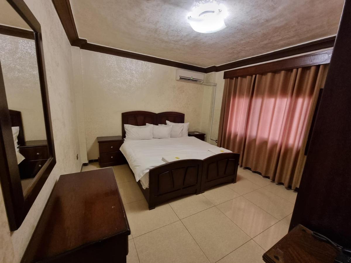 Nahas Plaza Aparthotel Ирбид Екстериор снимка
