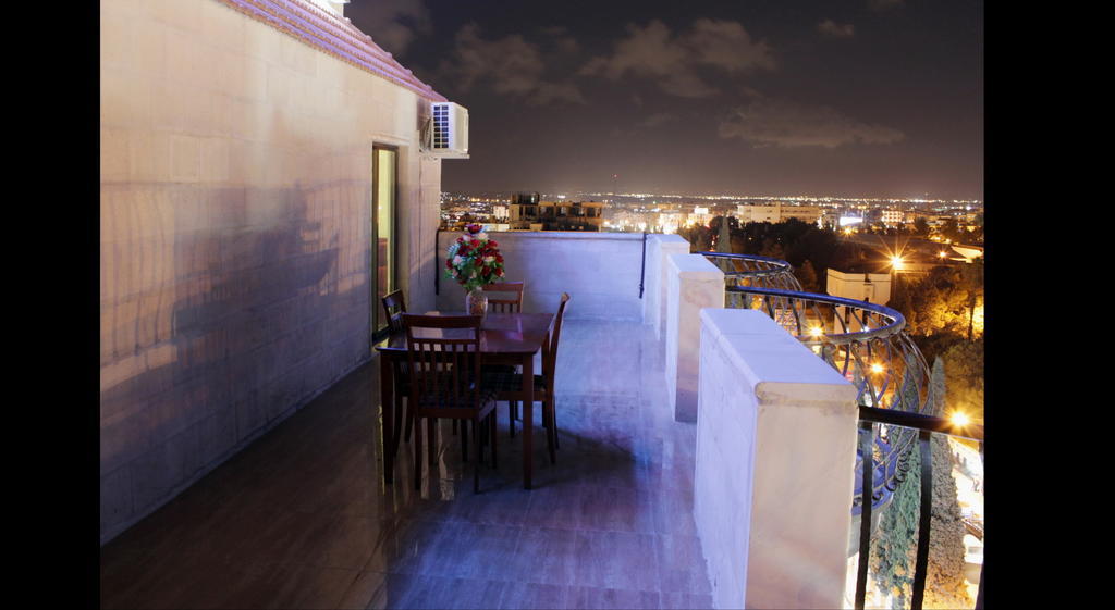 Nahas Plaza Aparthotel Ирбид Екстериор снимка