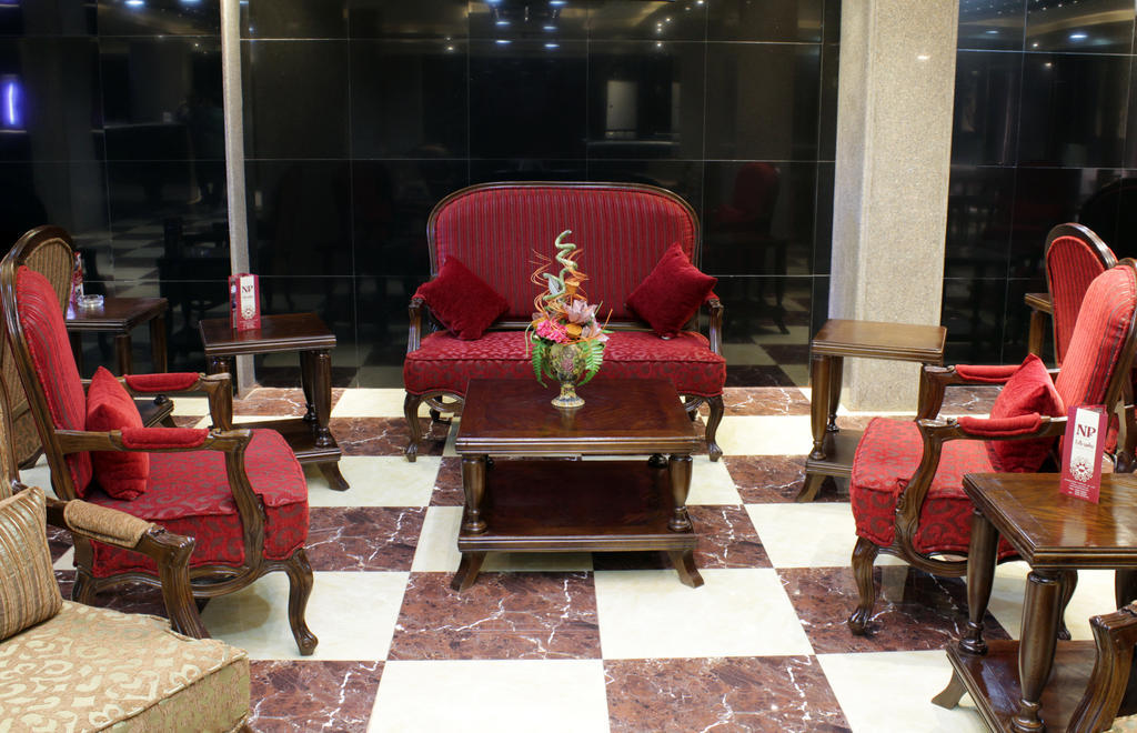 Nahas Plaza Aparthotel Ирбид Екстериор снимка