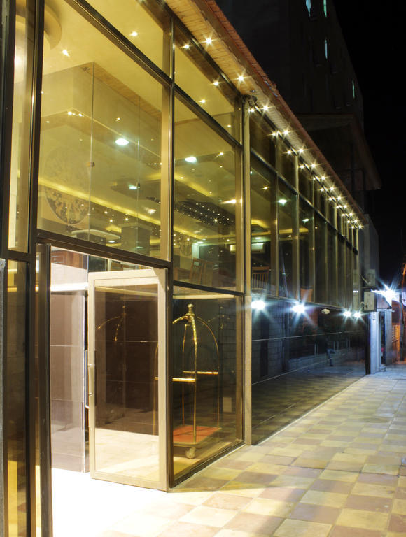 Nahas Plaza Aparthotel Ирбид Екстериор снимка