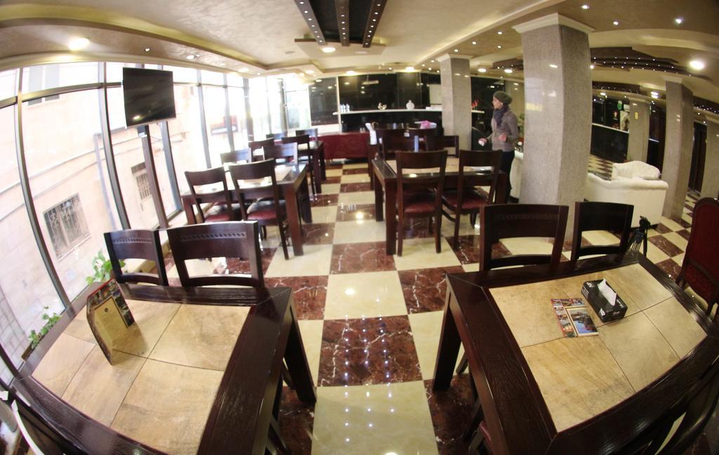 Nahas Plaza Aparthotel Ирбид Екстериор снимка