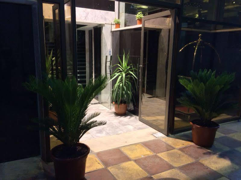 Nahas Plaza Aparthotel Ирбид Екстериор снимка